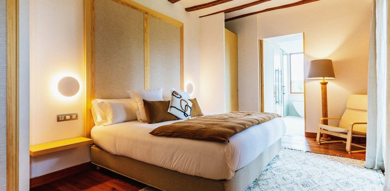 Hotwire vs Hotels.com : Which Travel Platform Delivers the Best Value?